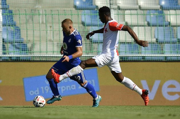 Utkání 4. kola první fotbalové ligy: FK Mladá Boleslav - Slavia Praha, 14. srpna 2021 v Mladé Boleslavi. Zleva Jiří Skalák z Boleslavi a Ibrahim Traoré ze Slavie.