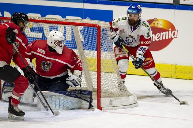 From left: Erik Kirchschläger from Austria, goalkeeper Alexander Schmidt and Czech striker Marek Zachar.