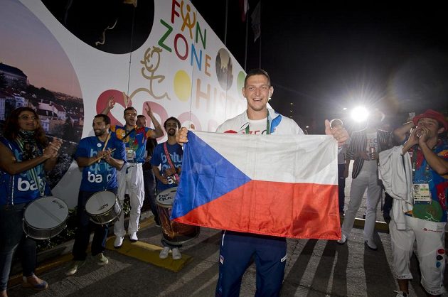 Judista Lukáš Krpálek přichází do Českého domu oslavit zisk zlaté olympijské medaile.