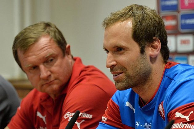 Trenér české fotbalové reprezentace Pavel Vrba (vlevo) a kapitán mužstva Petr Čech na tiskové konferenci před kvalifikačním duelem s Kazachstánem.
