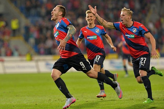 Ondřej Vaněk (vlevo) se raduje se spoluhráči z Plzně z gólu, který vstřelil do sítě Vojvodiny Novi Sad.