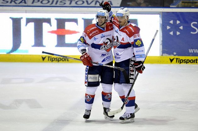 Zleva Blaž Gregorc a Petr Sýkora z Pardubic se radují z gólu v utkání proti Kometě Brno.