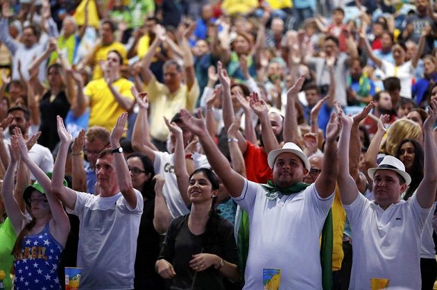 Natěšení fanoušci čekají na slavnostní zahájení olympiády v Rio de Janeiru.