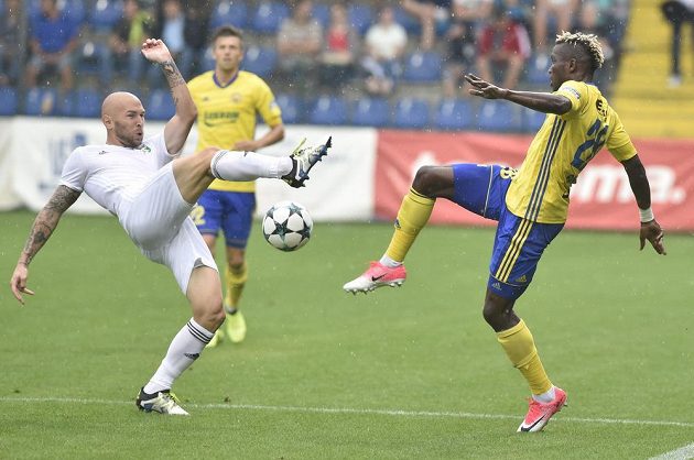 Vlevo Peter Štepanovský z Karviné, vpravo Ubong Ekpai ze Zlína v utkání 4. kola HET ligy.