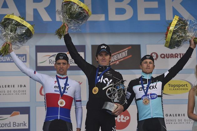 Brit Geraint Thomas (uprotřed) na stupních coby vítěz belgické klasiky E3 Harelbeke, doplňují ho v cíli druhý Zdeněk Štybar (vlevo) a třetí Ital Matteo Trentin.
