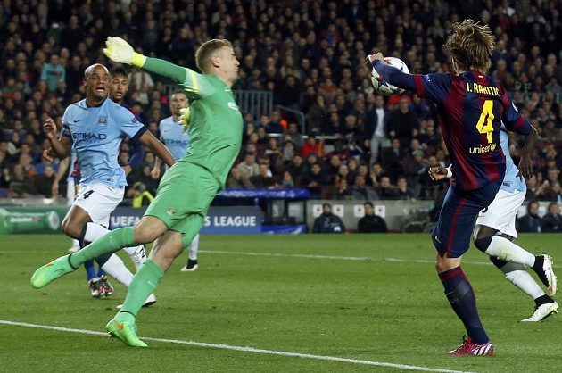 Takto Ivan Rakitič (vpravo) z Barcelony přeloboval brankáře Joea Harta z Manchesteru City a otevřel skóre zápasu na Camp Nou.