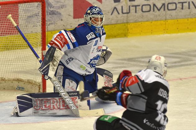 HC Energie Karlovy Vary - HC Kometa Brno, 20. listopadu 2020 v Karlových Varech. Brankář Brna Lukáš Klimeš a Petr Koblasa z Karlových Varů.