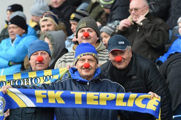 Fanoušci Teplic. Zakoupením červených nosů mohli účastníci zápasu s Liberecem přispět na Konto Bariéry. Iniciativa pochází od teplického záložníka Admira Ljevakoviče, který slaví vstřelený gól nasazením červeného nosu.