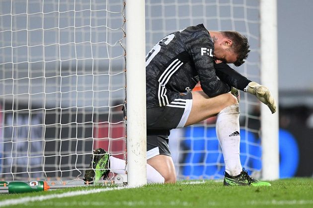 Brankář Baníku Jan Laštůvka po patém inkasovaném gólu během utkání se Spartou.
