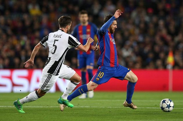 Barcelonský Lionel Messi v akci s Miralem Pjanicem z Juventusu během odvetného čtvrtfinále Ligy mistrů.