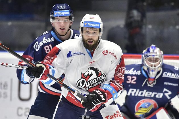 Zleva Tomáš Černý z Vítkovic, Marek Hovorka z Pardubic a brankář Patrik Bartošák z Vítkovic.