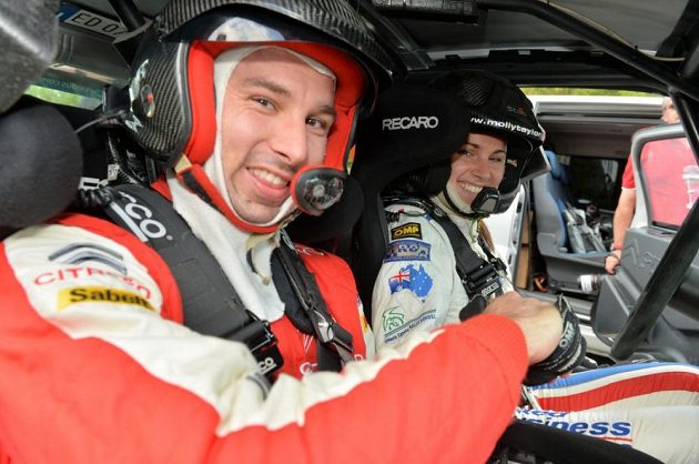 Petr Koukal s australskou závodnicí Molly Taylorovou při Barum rallye 2013.