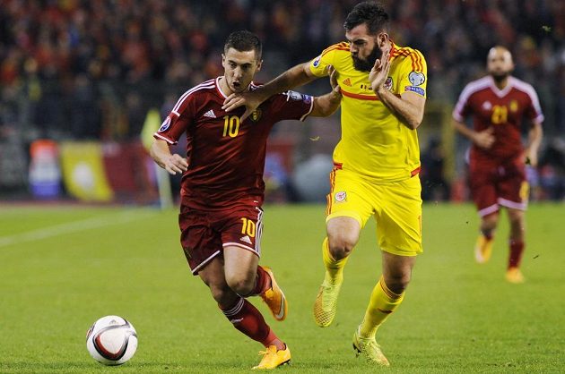 Belgičan Eden Hazard (vlevo) bojuje o míč s Joem Ledleym z Walesu v kvalifikačním utkání o postup na ME.