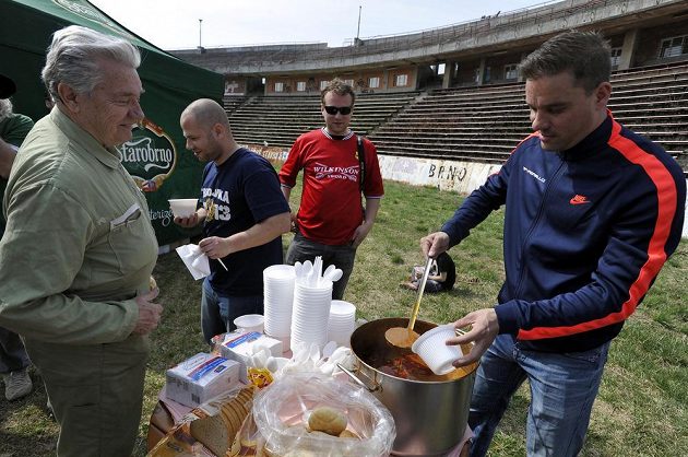 Fanoušci brněnského fotbalu dokončili úpravy fotbalového stadiónu za Lužánkami, aby se zde mohl 27. června odehrát rozlučkový zápas brněnského fotbalisty Petra Švancary (vpravo).