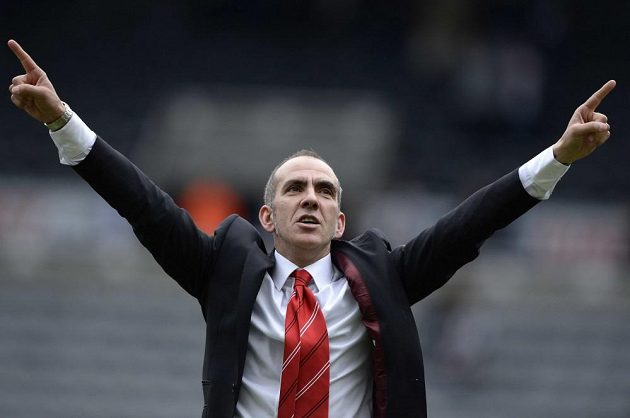 Hotové, vyřízené! Paolo Di Canio si užívá vítězné pocity po překvapivém triumfu Sunderlandu na hřišti Newcastlu.