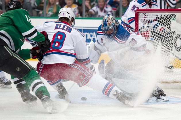 Český útočník Radek Faksa (12) z Dallasu útočí na bránu New Yorku Rangers v zápase NHL.
