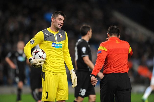 Rozhodčí Firat Aydinus nařídil pokutový kop pro Manchester City. Vlevo plzeňský brankář Matúš Kozáčik.