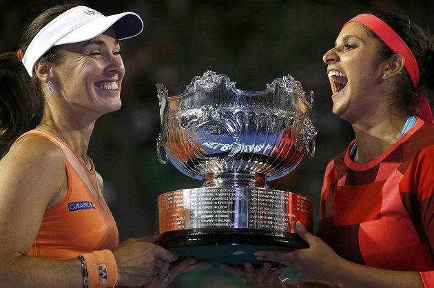 Vítězky čtyřhry žen Martina Hingisová (vlevo) a Sania Mirzaová v Melbourne s cennou trofejí.