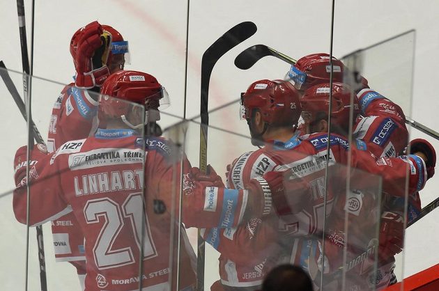 Třinečtí hokejisté se radují při utkání s Olomoucí. Zleva Rostislav Marosz, Tomáš Linhart, autor branky Vladimír Roth, Vladimír Dravecký a Vladimír Svačina se radují z gólu.