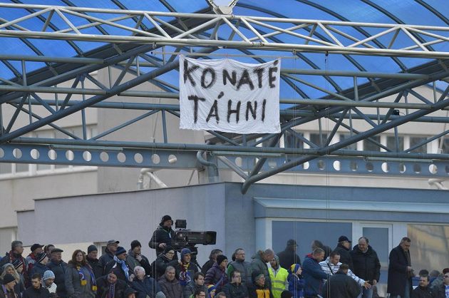 Fanoušci Sparty se pustili do Tiémoka Konatého i při utkání v Mladé Boleslavi, když vyvěsili na tribuně transparent s žádostí, aby opustil letenský klub.