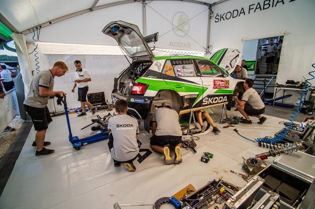 Mechanici továrního týmu Škoda Motorsport připravují vůz Jana Kopeckého na odpolední sekci sobotní Turecké rallye.