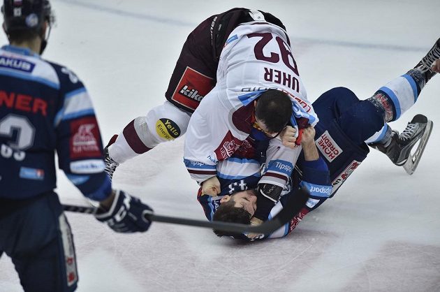 Dominik Uher ze Sparty a dole Patrik Maier z Liberce v pěstním souboji v předkole play off hokejové extraligy.