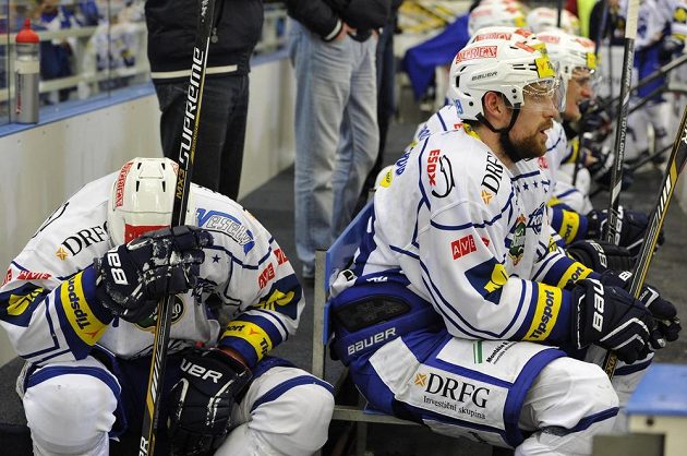 Smutní hokejisté Komety Brno po porážce s Litvínovem. Zleva útočníci Martin Dočekal a Jakub Koreis.