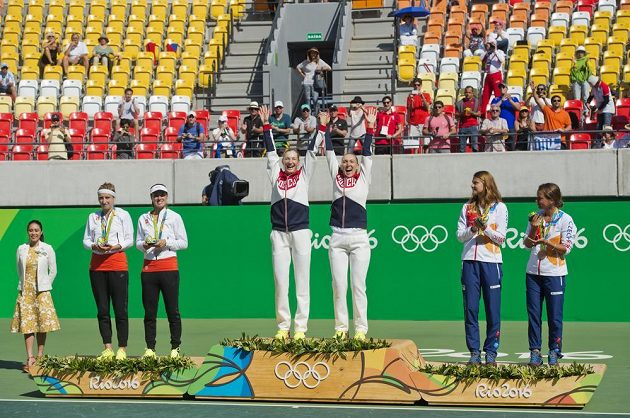 Medailový ceremoniál z OH v Riu. Zleva druhé v ženské čtyřhře Timea Bacsinszká a Martina Hingisová ze Švýcarska, první Jekatěrina Makarovová a Jelena Vesninová z Ruska a třetí Lucie Šafářová a Barbora Strýcová.
