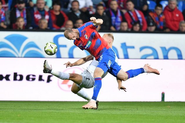 Plzeňský útočník Michael Krmenčík v souboji se sparťanským obráncem Kayou v utkání 10. kola Fortuna ligy.