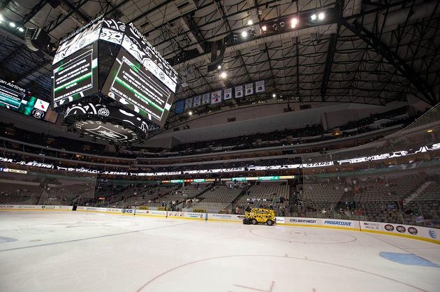 Takřka prázdná hala American Airlines Center v Dallasu. Zápas mezi domácími Stars a Columbusem Blue Jackets byl po kolapsu Richa Peverleyho odložen.