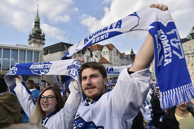 Fanoušci Komety sledují první finále extraligy v Liberci na velkoplošné obrazovce na Zelném trhu v Brně.