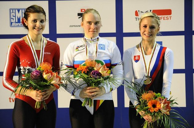 Trio nejlepších z MS v krasojízdě jednotlivkyň: zleva druhá Adriana Mathisová z Rakouska, vítězka Corinna Biethanová z Německa a třetí Nicole Frýbortová ze Slovenska.