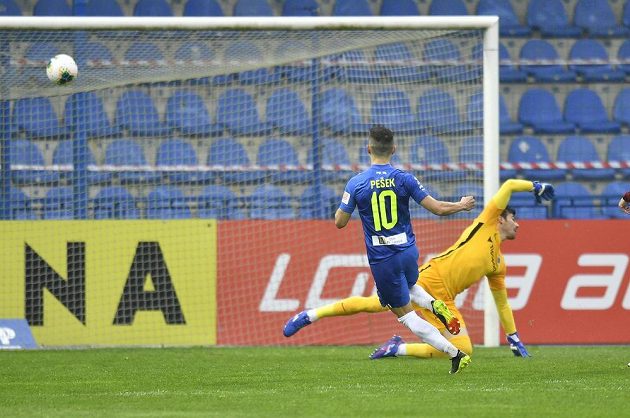 Jakub Pešek z Liberce z Liberce střílí druhý gól, vpravo brankář Sparty Florin Nita.