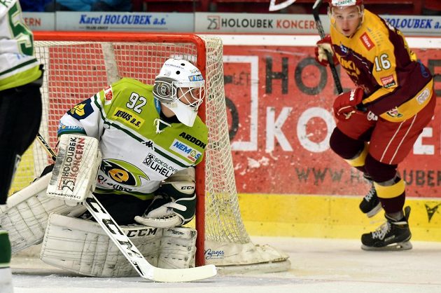 Karlovarský brankář Tomáš Závorka a Aleš Jergl z Jihlavy v utkání 7. kola baráže o extraligu.