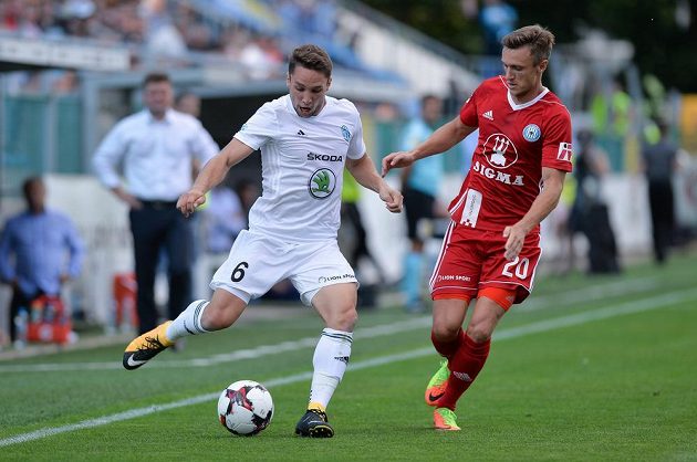 Mladoboleslavský Adam Jánoš se chystá odehrát míč před Šimonem Faltou ze Sigmy Olomouc.