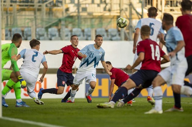 Zleva brankář Martin Turk ze Slovinska, Žan Trontelj ze Slovinska, Michal Kohút z ČR a Michael Pavlović ze Slovinska během utkání skupiny G kvalifikace na ME 2023 fotbalistů do 21 let.