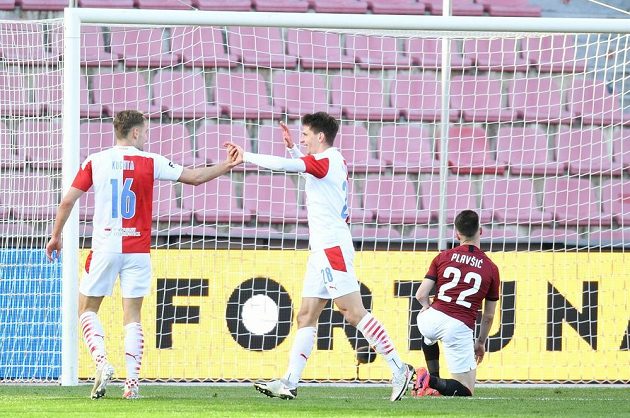 Radost fotbalistů Slavie po gólu v síti Sparty během semifinále MOL Cupu. Radují se Lukáš Masopust s Janem Kuchtou, na kolenou sparťan Srdjan Plavšič.
