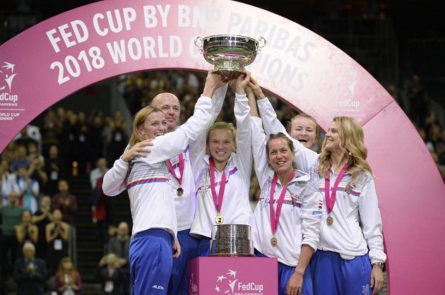Český tým (zleva) Petra Kvitová, kapitán Petr Pála, Kateřina Siniaková, Barbora Strýcová, Barbora Krejčíková a Lucie Šafářová slaví další triumf ve Fed Cupu.
