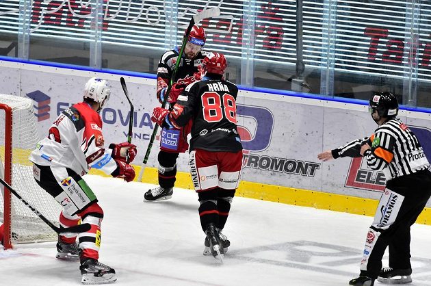 Zleva Jan Kolář z Pardubic a třinečtí hokejisté Petr Vrána a Erik Hrňa během extraligového duelu, který nabídl brankové hody.