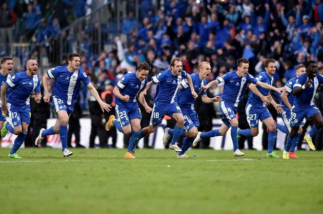 Fotbalisté Slovanu Liberce oslavují vítězství ve finále Poháru FAČR nad Jabloncem.