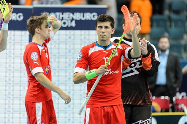 Tomáš Sladký děkuje fanouškům po prohraném semifinále s Finskem, za ním Patrik Dóža a brankář Tomáš Kafka.