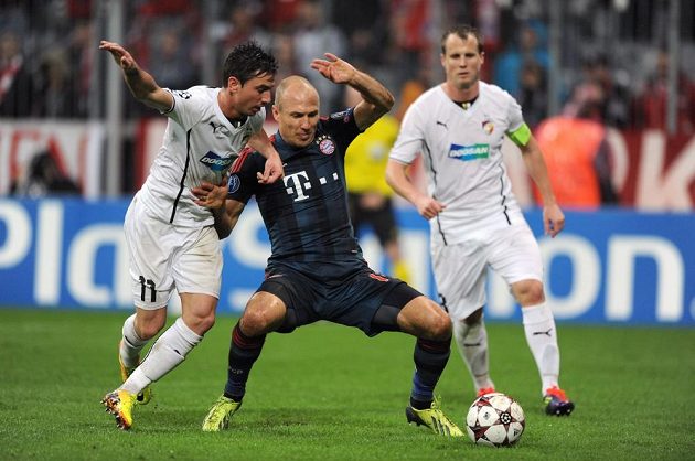 Plzeňský záložník Milan Petržela (vlevo) a Arjen Robben z Bayernu během utkání základní skupiny Ligy mistrů