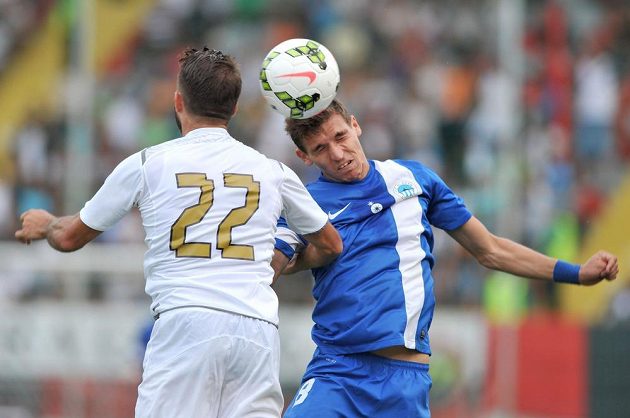 Záložník Slovanu David Pavelka (vpravo) a Vassilis Pilatsikas z Giurgiu v úvodním utkání 3. předkola Evropské ligy.
