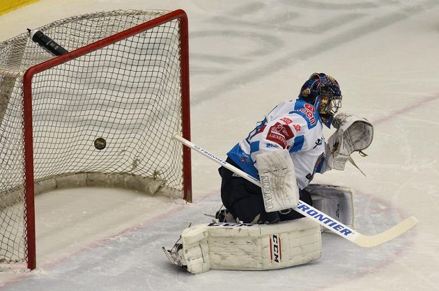 Brankář Chomutova Ján Laco dostává gól v utkání předkola play off hokejové extraligy. Když inkasoval třetí gól, odjel střídat. Mladá Boleslav ale střílela branky dál.
