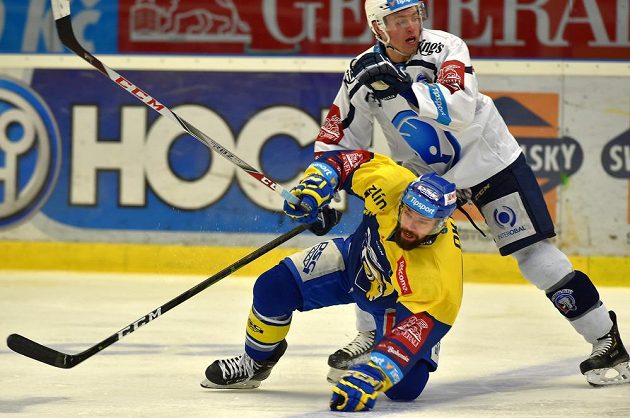 Zlínský hokejista Jakub Herman a Jan Eberle z Plzně v akci během extraligového utkání.