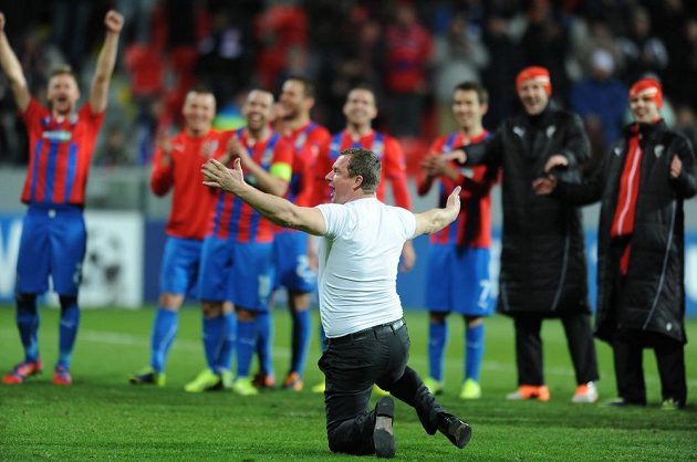 Trenér Pavel Vrba (vpředu) se loučí s fanoušky po vítězném utkání Ligy mistrů s CSKA Moskva.
