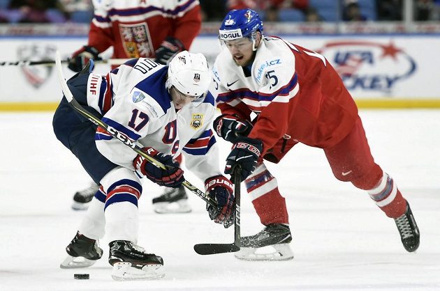 Kailer Yamamoto (17) a Radovan Pavlík (25) v boji o třetí místo na MS dvacítek v Buffalu.