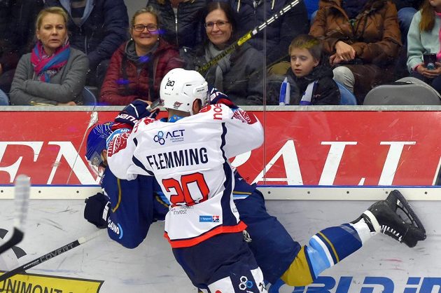 Kladenský hokejista Petr Hořava a Brett Flemming z Chomutova v akci během utkání baráže o extraligu.