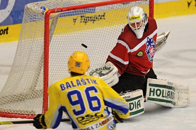 Útočník Zlína Jaroslav Balaštík střílí gól karlovarskému brankáři Tomáši Závorkovi.