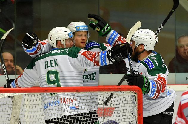 Radost hokejové Energie! Zleva Jakub Flek z Karlových Varů, Dávid Gríger z Karlových Varů a Tomáš Rachůnek z Karlových Varů se radují z gólu.